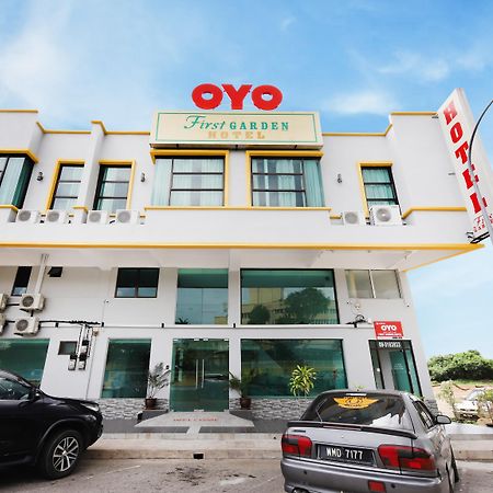 Oyo 44043 First Garden Hotel Куантан Екстер'єр фото